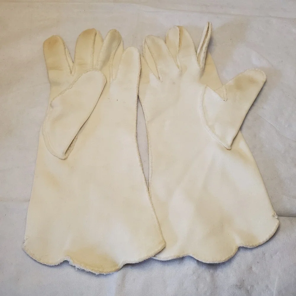 Vintage 1950s American Cotton Scalloped Ladies‎ Gloves With Eyelets. Ivory Color